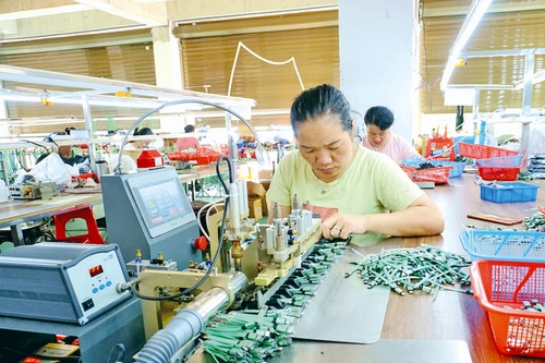 從江：電子企業(yè)迎產(chǎn)銷旺季