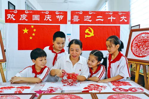 巧手妙剪迎國慶