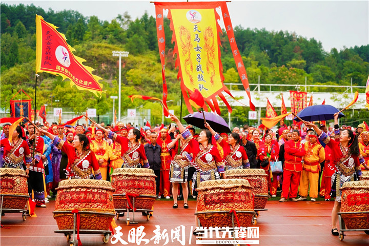 20241001，貴州省岑鞏縣?水街道，民間藝人在表演思州戰(zhàn)鼓。楊勝鵬供圖 (135)_副本.jpg